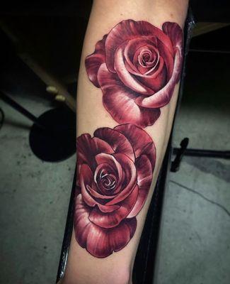 Beautiful roses by @itsjustbeebe