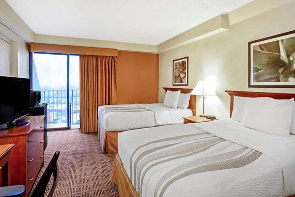 La Quinta Inn & Suites by Wyndham Stamford / New York City