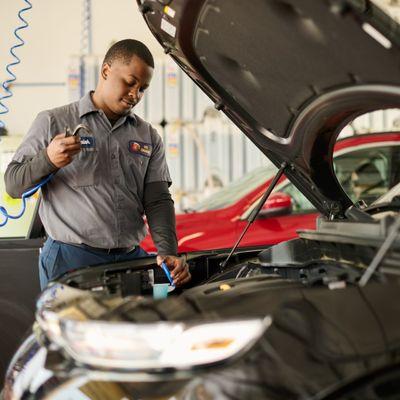 The Stay in Your Car, 10 Minute Oil Change.