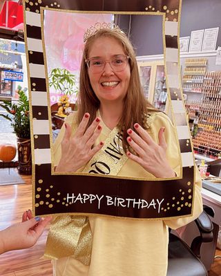 Hi everyone, we have a birthday queen here today, we all have a 15% birthday discount, come and have a beautiful manicure.