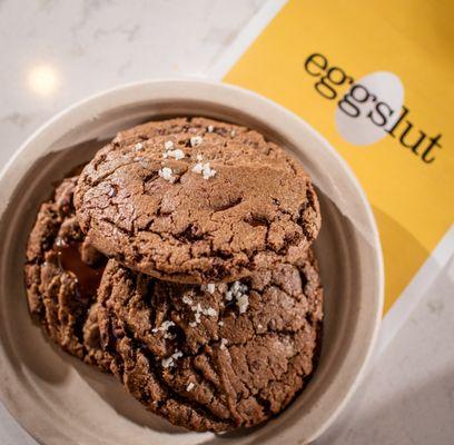 Salted Chocolate Chip Cookie (house-made dark chocolate chip cookie,
 topped with gray salt)