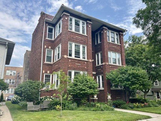 746 Wesley 1N Oak park is a gorgeous, renovated vintage condo on a tree lined street near transportation and restaurants + shopping!