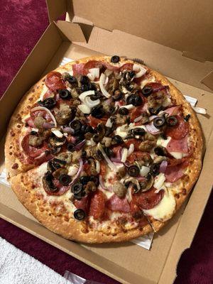 Deluxe: Pepperoni, Sausage, Ham, Beef, Black Olives, Mushrooms, Green Peppers, Onion size: medium