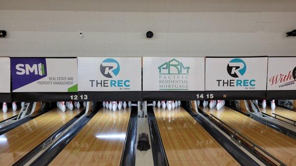 The lanes with local businesses advertised!