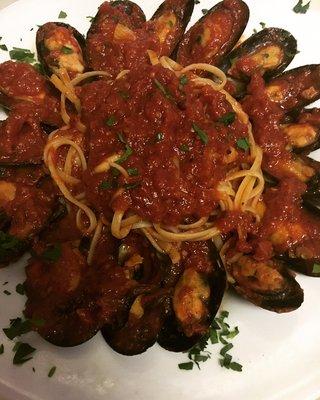 Mussels Marinara over linguini pasta!!