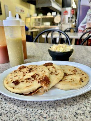 Frijoles con Queso Pupusa