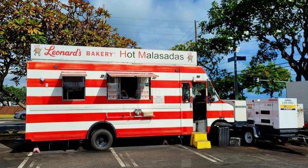 Da FAMOUS Leonard's Bakery Malasada Wagon at Windward Mall.