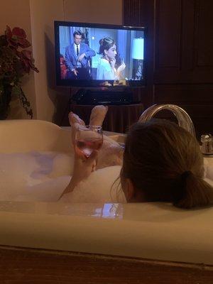 The tv next to the tub was fabulous, and if I were a taller person I would still be comfortable.