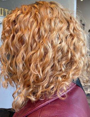 All over Color + Curly Cut