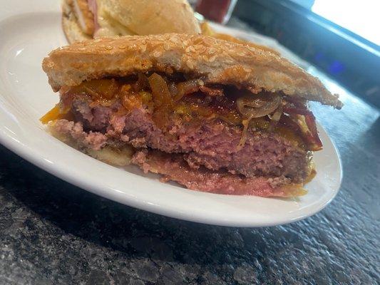 SMOKEHOUSE BURGER - mid rare