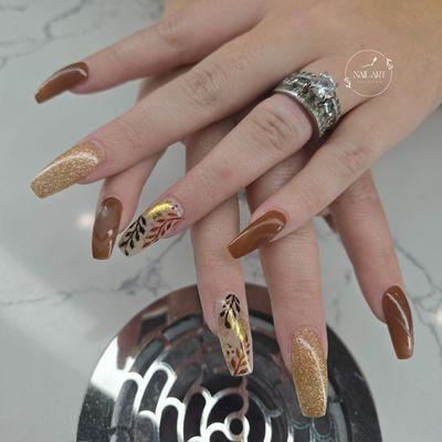 Perfect combo of gold, black, & brown! Such an elegant nail design!