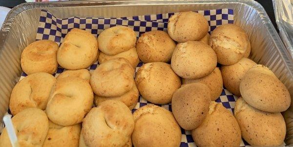 Left side : pan de queso, right side: almojábanas.