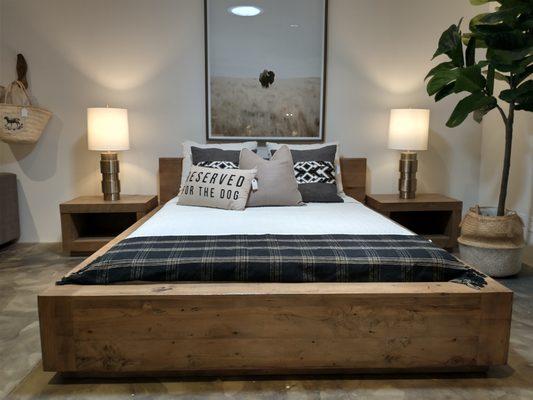 Leo bed in solid distress wood