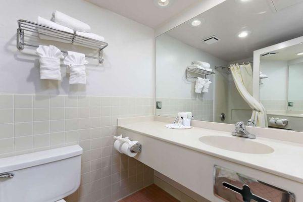 Studio Suites Lake Havasu City bathroom