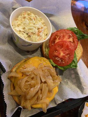 Classic burger (garlic aïoli, carnalities onions)