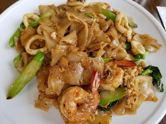 Wide rice noodle dish with mussels, shrimp and squid, in garlic sauce. It was delicious and miraculously came out in a few minutes!