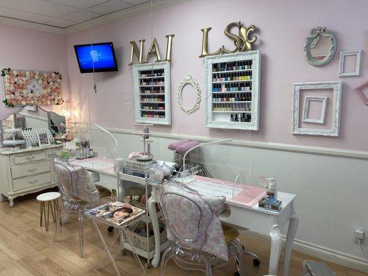 CUTE girly pink salon :)