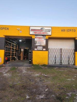 Los Carnales Tires, shop