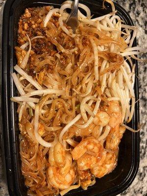 Pad thai with shrimp