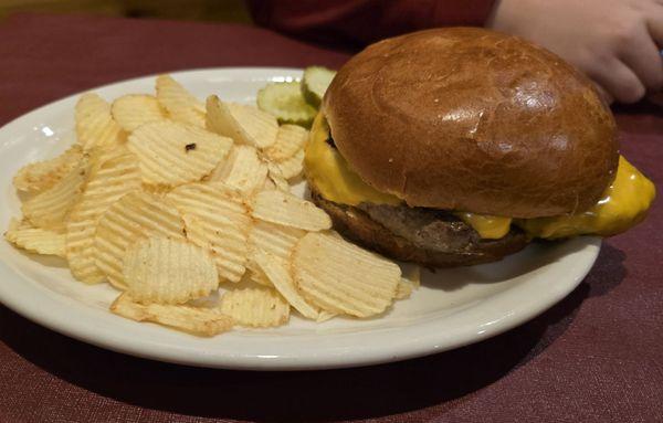 Cheeseburger with chips