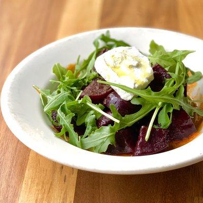 Roasted beets with arugula, Burrata cheese and puréed pepper sauce