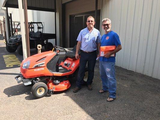 Amigo Power Equipment service manager, Jorge Cantu is all smiles with a happy customer!