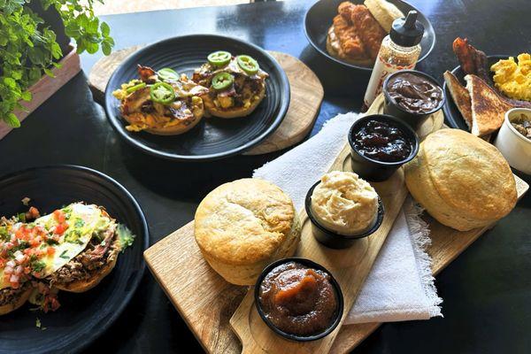 Primo Benny biscuit, brisket biscuit, biscuits & spreadies, hot honey chicken biscuit
 #breakfast