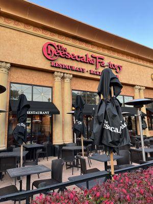 The Cheesecake Factory, Outside of it