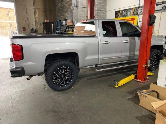 New Moto Metal wheels and Nitto Gripper A/T's installed on my 2017 Silverado 1500! Thanks guys!