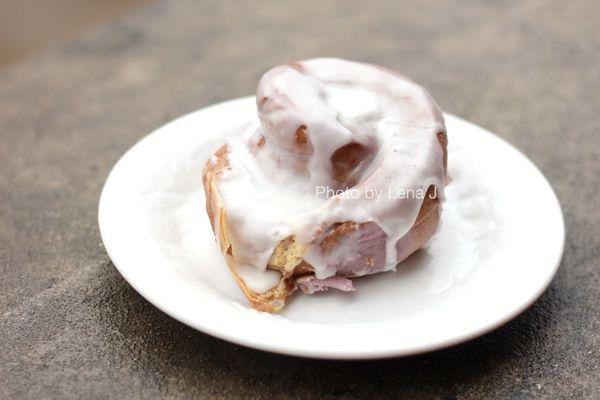 Taro Marshmallow Cinnamon Roll ($4.75) - noticeable taro flavor, but no discernible cinnamon. Icing is very sweet.