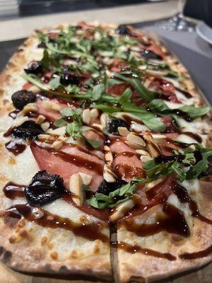 Goat cheese and prosciutto pizza