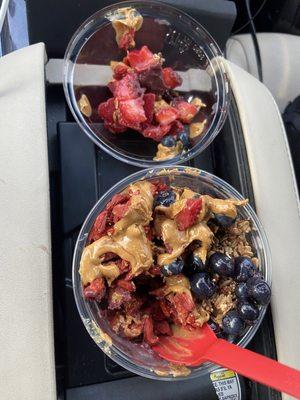 Gogo Goji crunch, açai bowl with on fresh smoothie fruit