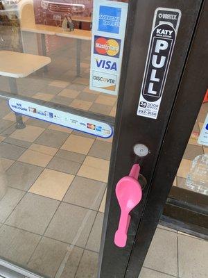 Scoop open the door with this novelty handle