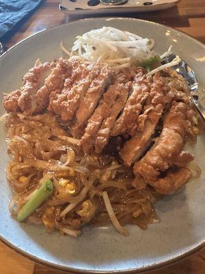 Pad Thai with fried chicken