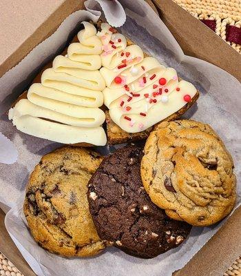 Cookie cake slices with cookies.