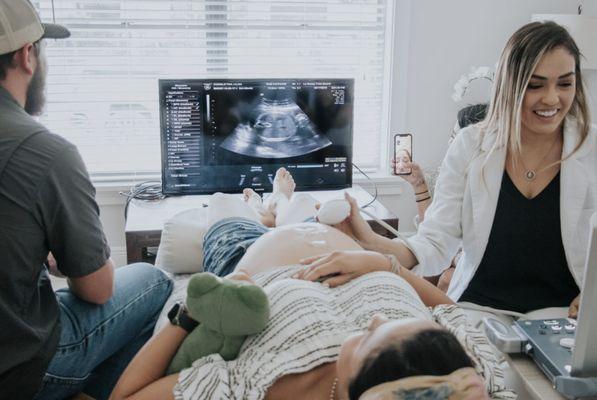 At Lé Bump, we bring the ultrasound equipment to you, wherever you are.