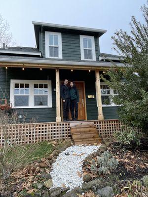 Sean and Joy get keys! Ross Seligman, Principal Broker. Buyer and Seller Real Estate Agent in the Portland Metro Area.