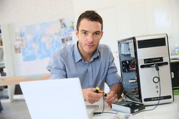 Windows Server Technician Troubleshooting a server hard drive failure.