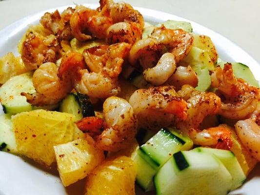 Camaron con Pepino y Naranja (grilled shrimp on a bed of cucumber and orange)