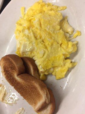 2 scrambled eggs with white toast