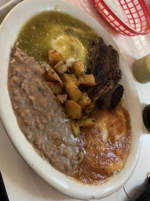 Huevos divorciados y costilla al lado