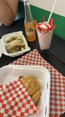 Carne asada torta, tacos, fresas con crema