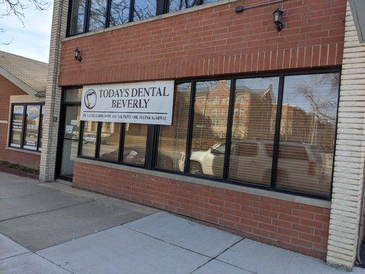 The front entrance to Today's Dental, Beverly Location