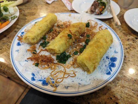 Bánh hỏi with egg rolls