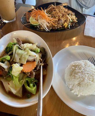 Garlic delight with beef and Pad Thai with beef.