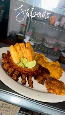 Chicharrón tostones y yuca lo mejor