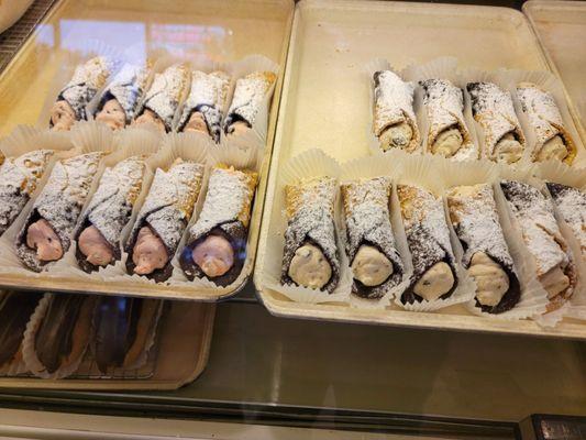 Ohhh canoli.. got the regular flavor (other is cherry, I believe they said). So rich and tasty.