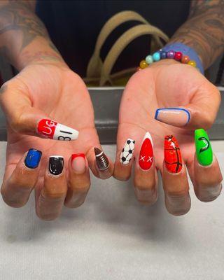 come look for uncle SAM to do your nails ... ! he freestyles really good !