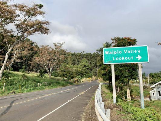 Here the road sign for Waipi'o Valley Lookout.