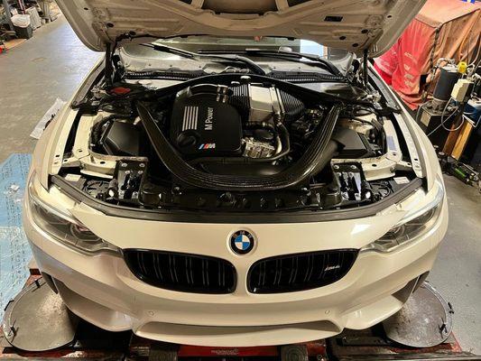 BMW M4 -Replacement of the valve cover due to a malfunction of the PCV valve (crankcase ventilation system)